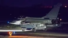 Jet tempur jenis Dassault Rafale milik Prancis bersiap untuk lepas landas di Pangkalan Udara Saint-Dizier, Jumat (13/4). Jet tempur itu berangkat ke Suriah membantu Amerika Serikat untuk melakukan penyerangan ke Damaskus. (ECPAD / AFP)