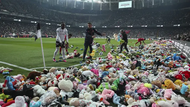 Foto: Bermacam Boneka Hujani Laga Besiktas Melawan Antalyaspor, Bentuk Aksi Dukungan untuk Anak-anak Korban Gempa Turki