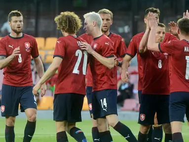 Para pemain Republik Ceska merayakan gol pertama ke gawang Albania yang dicetak striker Patrick Schick (kedua dari kanan) dalam laga uji coba menjelang Euro 2020 di Praha, Republik Ceska, Selasa (8/6/2021). Republik Ceska menang 3-1 atas Albania. (AFP/Michal Cizek)