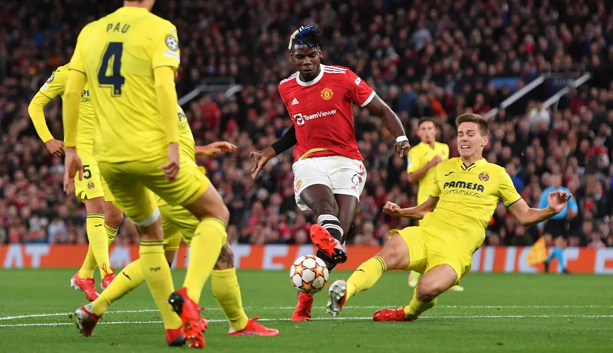 Gelandang Manchester United, Paul Pogba (tengah) berusaha menembak bola ke gawang Villarreal pada pertandingan grup F Liga Champions di stadion Old Trafford, Inggris, Kamis (30/9/2021). Kemenangan atas Villarreal membuat MU berada di posisi kedua klasemen dengan empat tiga poin. (AFP/Anthony Devlin)