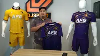 Owner DJ Sport, Dimas Yustisia memamerkan jersey Persik Kediri untuk mengarungi BRI Liga 1 2022/2023. (Bola.com/Aryo Atmaja)
