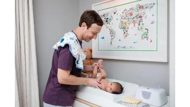 Selain mengganti popok, Zuckerberg juga memamerkan foto sang anak dengan boneka karakter Star Wars.