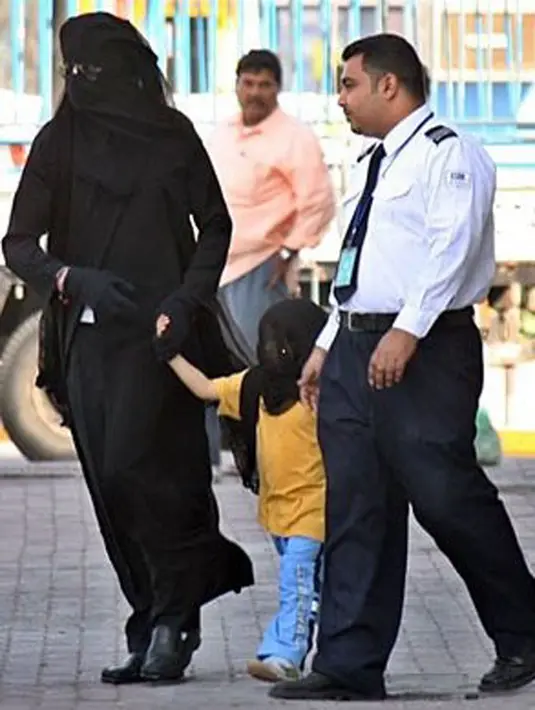 Michael sudah menjadi Mualaf lebih dulu dari sang adik, Janet Jackson. Di tahun 2008, Michael menjadi seorang muslim saat berada di kediaman temannya di Los Angeles, yang kemudian ia mengganti nama menjadi Mikaeel. (doc.dailymail)