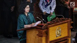 Menteri Kesehatan Nina Moelok menyampaikan pandangan akhir pemerintah saat Rapat Paripurna di Kompleks Parlemen, Senayan, Jakarta, Rabu (13/2). Agenda utama rapat untuk pengambilan keputusan terhadap RUU Kebidanan. (Liputan6.com/JohanTallo)