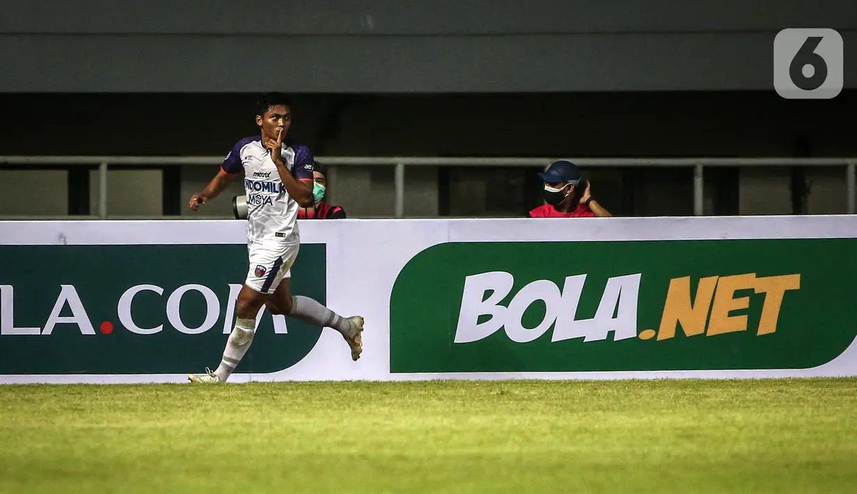 Penyerang Persita Tangerang A. Nur Hardianto melakukan selebrasi usai mencetak gol ke gawang Persipura Jayapura pada pertandingan BRI Liga 1 2021/2022 di Stadion Pakansari, Bogor, Jawa Barat, Sabtu (28/8/2021). Persita mengalahkan Persipura 2-1. (Bola.com/Bagaskara Lazuardi)