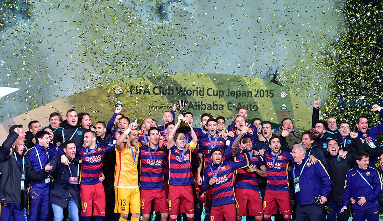Para pemain Barcelona berpesta usai menjadi juara Piala Dunia Antarklub 2015. (AFP/Yoshikazu Tsuno)