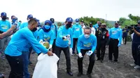 Menteri Kelautan dan Perikanan Sakti Wahyu Trenggono membersihkan sampah laut Pantai Parangkusumo Bantul Yogyakarta, Jumat (28/1/2022).