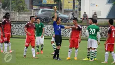Wasit mengeluarkan kartu merah untuk pemain PS Polri dan PS MSG saat laga uji coba di Mako Brimob, Depok, Rabu (24/2/2016). Laga persiapan menghadapi turnamen Piala Bhayangkara 2016 ini berakhir imbang 1-1. (Liputan6.com/Helmi Fithriansyah)