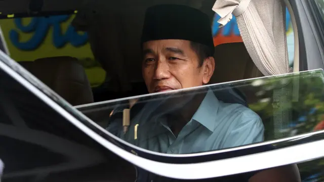 Presiden Jokowi saat mengantar sang ibu ke pemakaman, Kamis (26/3/2020). (Liputan6.com/Fajar Abrori)