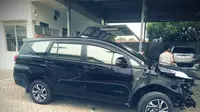 Mobil salah satu warga Kampung Miliarder yang habis tabrakan. (Ahmad Adirin/Liputan6.com)