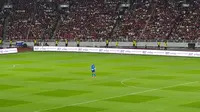 Kiper Emiliano Martinez maju hampir setengah lapangan di laga Indonesia vs Argentina. (Liputan6.com/Thomas)
&nbsp;