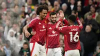 Amad Diallo (kanan) merayakan gol yang dicetak Joshua Zirkzee saat MU mengalahkan Everton pada lanjutan Liga Inggris 2024/2025 di Old Trafford, Minggu (1/1/2024) malam WIB. (AP Photo/Dave Thompson)