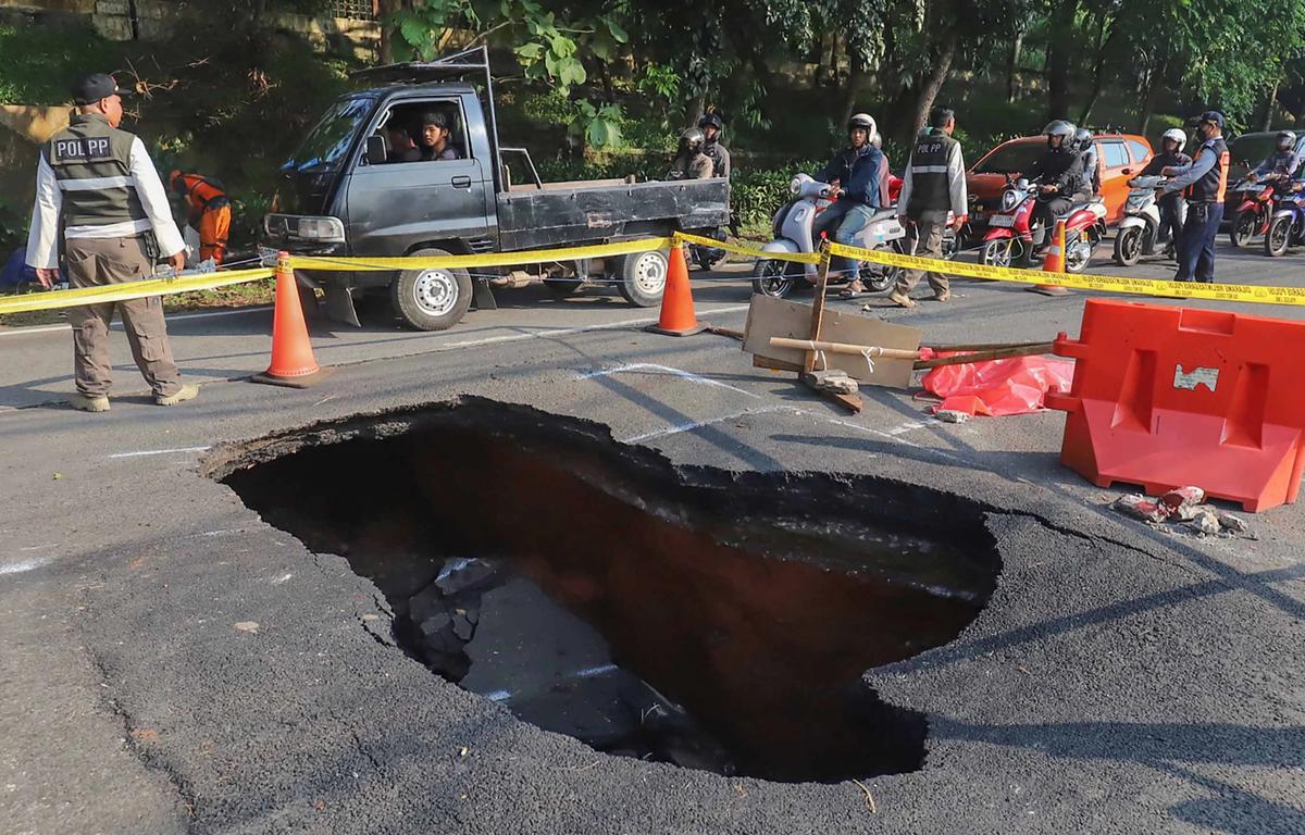 FOTO: Jalan Amblas Lenteng Agung Picu Kemacetan Lalu Lintas
