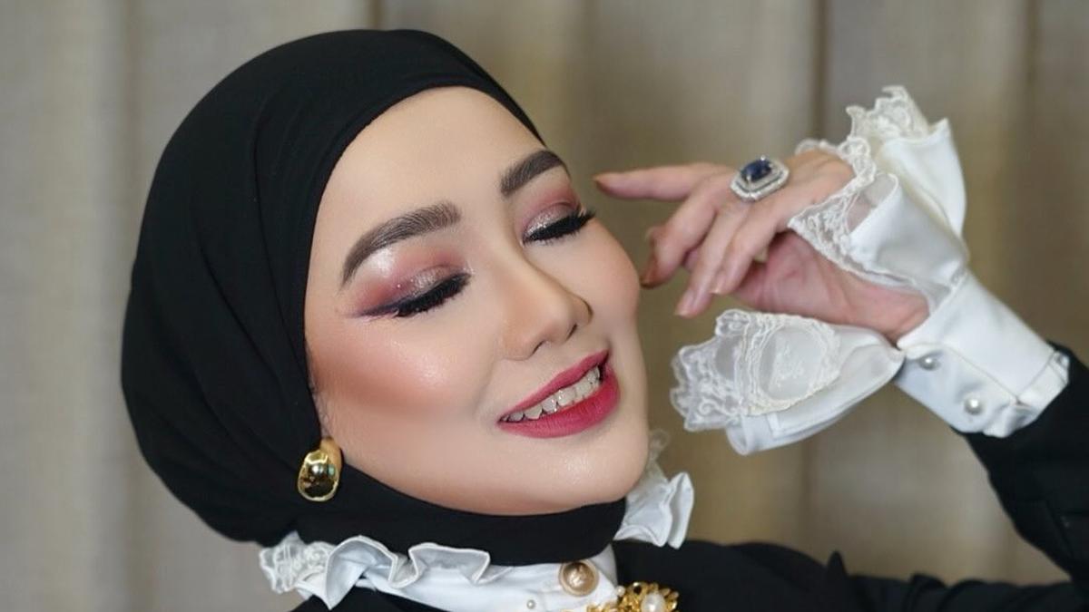6 Potret Reza Artamevia Pakai Hijab Hitam, Manggung Pakai Headpiece Mewah Hingga Momong Cucu