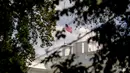 Bendera Amerika Serikat berkibar setengah tiang di Gedung Putih, Washington DC, Minggu (4/8/2019). Presiden Donald Trump memerintahkan pengibaran bendera setengah tiang di semua gedung pemerintah untuk mengenang korban tewas dalam dua penembakan massal di El Paso, Texas, dan Ohio. (AP/Andrew Harnik)