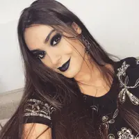 Makeup serba hitam. (via: Instagram/julianaleme_)