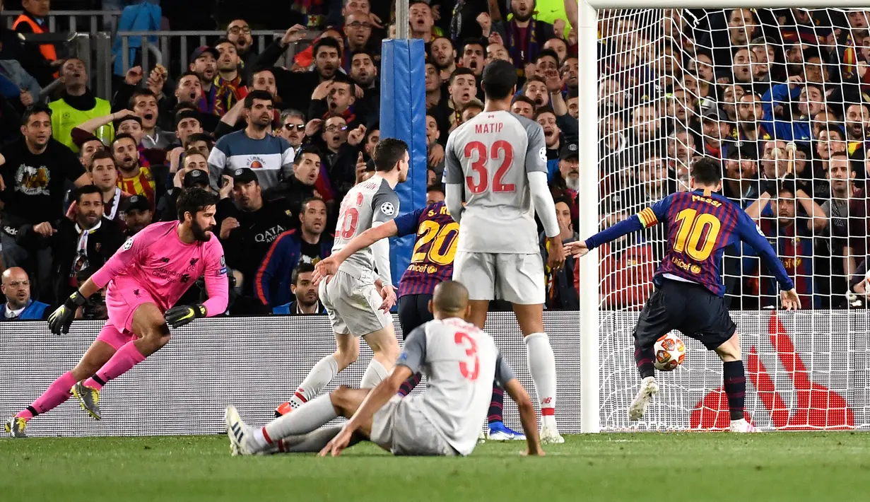 Striker Barcelona, Lionel Messi (kanan) mencetak gol ke gawang Liverpool dalam laga leg pertama semifinal Liga Champions 2018/2019 di Camp Nou Stadium, Barcelona (1/5/2019). Hasil akhir Liverpool kalah 0-3 dari Barcelona dan menjadi salah satu kekalahan terbesar Liverpool saat bermain di ajang Liga Champions. (AFP/Jose Jordan)