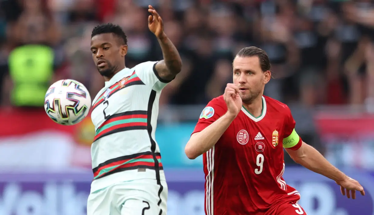 Nelson Semedo (kiri) tampil kurang baik di Timnas Portugal pada Euro 2020. Sejak saat itu, Fernando Santos tak lagi memanggilnya ke skuat utama dan posisinya digantikan oleh Diogo Dalot yang saat ini menjadi bek kanan andalan Manchester United. (AFP/Pool/Alex Pantling)