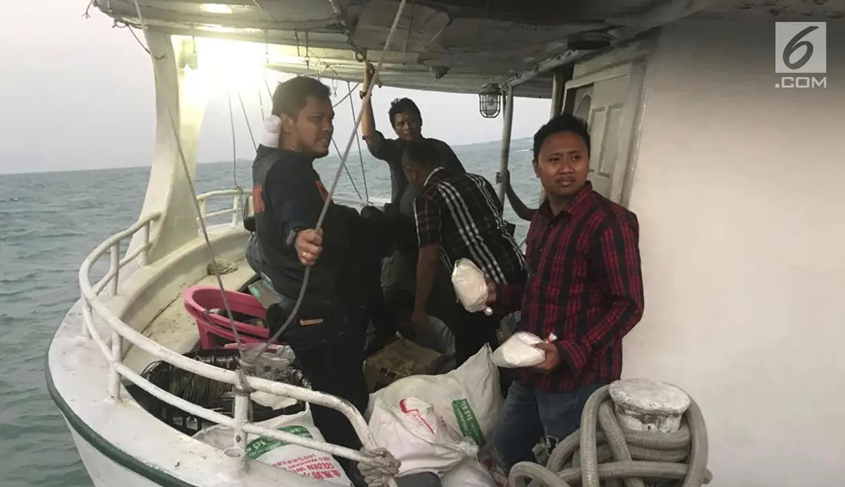 Petugas saat menemukan sabu di Sunrise Glory di selat Philips, Batam (7/2). barang bukti narkoba sebanyak 41 Karung Beras dengan perkiraan 1.000 kilogram atau satu ton sabu. (Liputan6.com/HO/Armabar TNI AL)