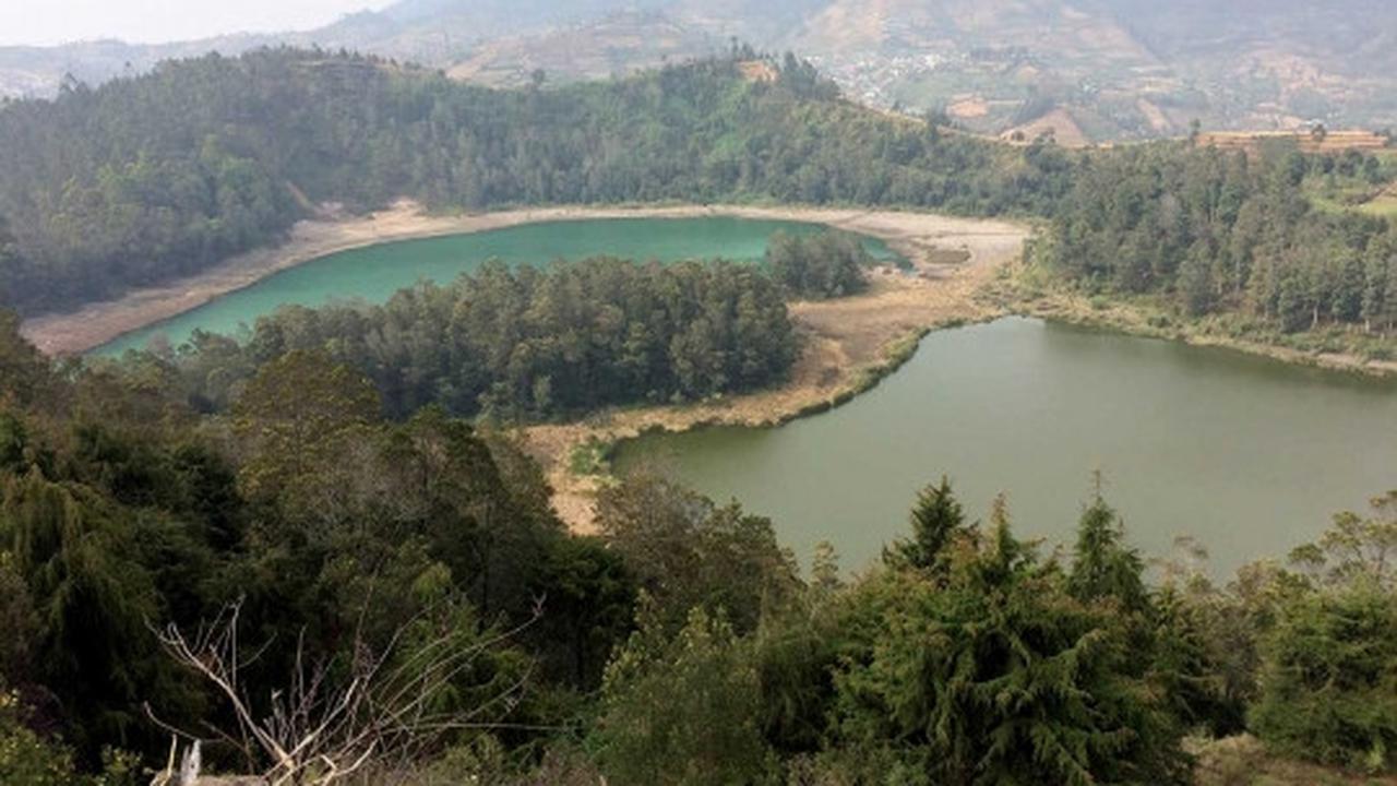 Melihat panorama Telaga Warna Dieng di tengah kemarau