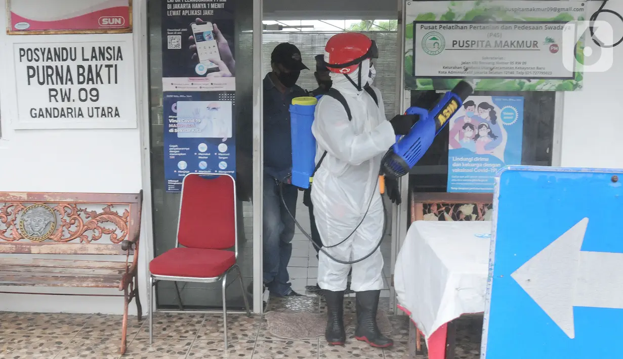 Petugas PMI melakukan penyemprotan disinfektan pada puskesmas di RW 09 Kompleks TNI AL Gandaria, Jakarta Selatan, Senin (14/2/2022). Penyemprotan yang difasilitas Satgas Covid 19 Lantamal III TNI AL tersebut dilakukan untuk mencegah penyebaran COVID-19 varian Omicron. (merdeka.com/Arie Basuki)