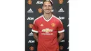 Dan tahun 2016 ini Zlatan Ibrahimovic resmi digaet Manchester United. (Bola.com/manutd.com)