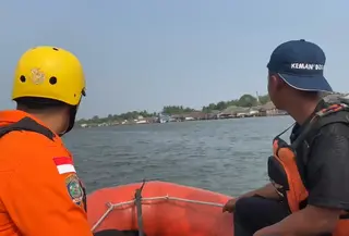 Pencarian anggota polisi yang dilaporkan hilang setelah terjatuh dari kapal tongkang di perairan perbatasan Kabupaten Mesuji, Lampung dan Sumatera Selatan. (Liputan6.com/Istimewa).