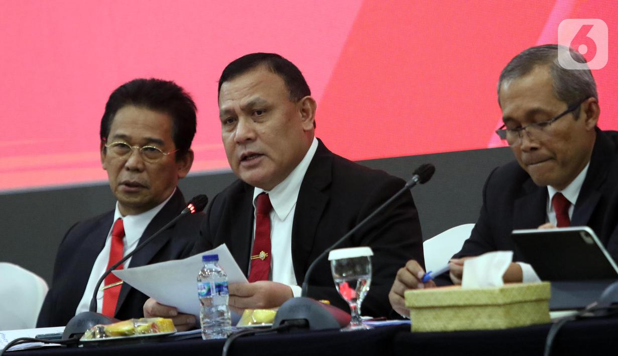 Ketua KPK, Firli Bahuri (tengah) saat menyampaikan rilis Kinerja dan Capaian Komisi Pemberantasan Korupsi (KPK) sepanjang tahun 2022 di Gedung Merah Putih KPK, Jakarta, Selasa (27/12/2022). KPK menyampaikan Kinerja dan Capaian sepanjang 2022 sebagai pertanggungjawaban publik. (Liputan6.com/Helmi Fithriansyah)
