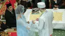 Rifky Balweel dan Biby Alraen akhirnya resmi menjadi pasangan suami istri. Dengan maskawin berupa logam mulia seberat 10 gram beserta mushaf Al-Quran, Rifky mempersunti Biby sebagai istrinya. (Adrian Putra/Bintang.com)
