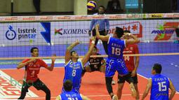 Pemain Palembang Bank Sumsel Babel mencoba menekan tim Surabaya Samator pada putaran pertama Proliga 2016 di GOR Ken Arok, Malang, Sabtu (20/2/2016). (Bola.com/Nicklas Hanoatubun)