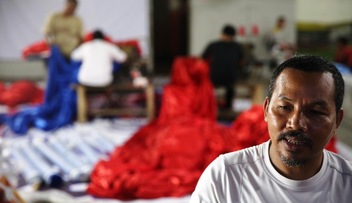 Budi Semar Penanggung jawab rancangan dan pembuatan bendera Merah Putih terbesar di Dunia bertempat di Lapangan Futsal  Tangerang, Selasa (13/10/2015). (Bola.com/Nicklas Hanoatubun)