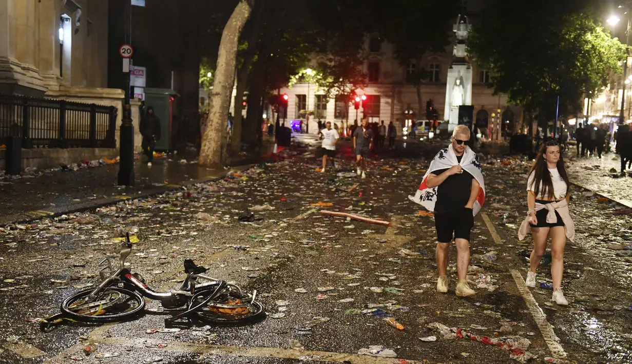 Kota London pun tampak rusak dan kumuh akibat para perilaku kampungan fans yang tak bertanggung jawab tersebut. (Foto:APDominic Lipinski)