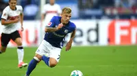 Gelandang Schalke, Max Meyer, kabarnya sudah menjalin kesepakatan untuk pindah ke Hoffenheim pada musim panas 2018. (AFP/Patrik Stollarz)