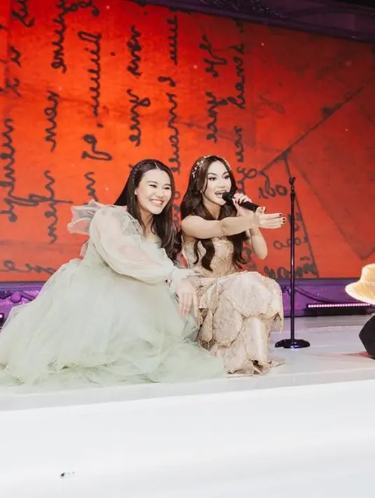 Perempuan 22 tahun itu sebelumnya juga menghadiri acara pertunangan Mahalini dan Rizky Febian yang digelar pada 7 Mei 2023 lalu. Selain itu, keduanya sempat memamerkan kedekatan mereka di momen kemeriahan ulang tahun Ashanty ke-40 di bulan November 2023. (Liputan6.com/IG/@aaliyah.massaid)