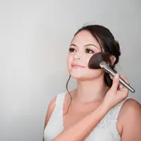 ilustrasi cara mengaplikasikan blush on/ Cleyder Duque/pexels