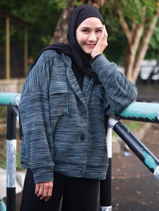 "Ga ada perasaan lebih tenang dan bahagia bisa melewati setiap waktu, menyaksikan setiap perkembangan juga belajar sama mereka," tulis Zaskia Adya Mecca dalam postingannya. (Instagram/zaskiaadyamecca)