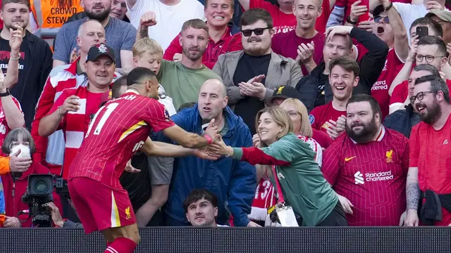 Foto: Momen Selebrasi Selfie Mohamed Salah saat Bawa Liverpool Pastikan Gelar Juara Liga Inggris