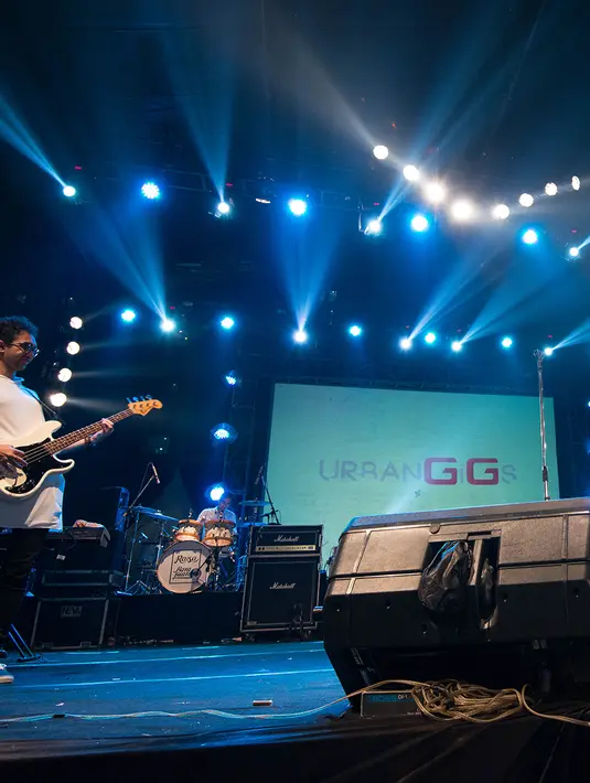 Terdengar dari para penonton juga ikut nyanyi bareng bersama Raisa. (Dezmond Manullang/Bintang.com)