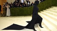 Kim Kardashian menghadiri gelaran Met Gala 2021 di Metropolitan Museum of Art, New York City, Senin (13/9/2021). Kim Kardashian muncul dengan gaya busana yang ekstrem dalam balutan baju serba hitam lengkap dengan topeng yang menutup total wajahnya. (Evan Agostini/Invision/AP)