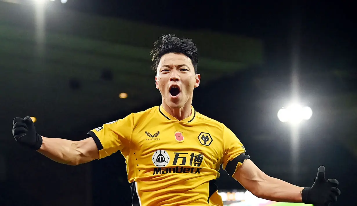Wolverhampton Wanderers - Klub yang bermarkas di Molineux Stadium ini sebenarnya berdiri pada tahun 1877 dengan nama St. Luke FC, Namun pada bulan Agustus 1989 klub resmi mengganti nama menjadi Wolverhampton Wanderers hingga sekarang. (AFP/Glyn Kirk)