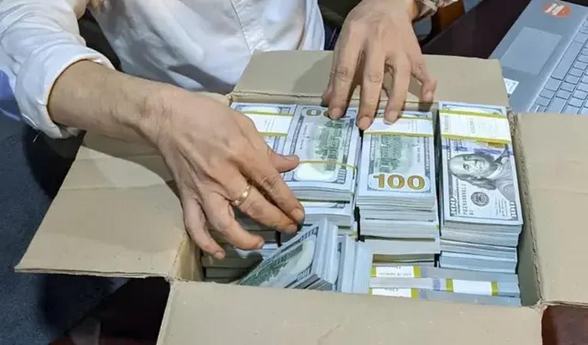 Adapun sosok yang mengembalikan uang Rp27 miliar itu ke Maqdir Ismail, masih berupaya ditelusuri Kejagung lewat penggeledahan yang dilakukan di kantor kuasa hukum Irwan Hermawan itu.