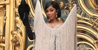 Rapper asal Amerika Serikat itu tampil luar biasa dramatis dengan balutan gaun hitam yang dipadukan dengan aksesori fringe besar berbentuk segitiga terbalik di bagian dada dan bahu. [@cardifansbr].