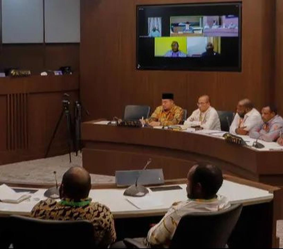 Ketua Komisi Pemilihan Umum (KPU), Hasyim Asy'ari (tiga kanan) saat mengikuti sidang pemeriksaan dugaan pelanggaran Kode Etik Penyelenggara Pemilu (KEPP) dengan pihak pengadu Nus Wakerkwa di Gedung Dewan Kehormatan Penyelenggara Pemilu (DKPP), Jakarta, Ju