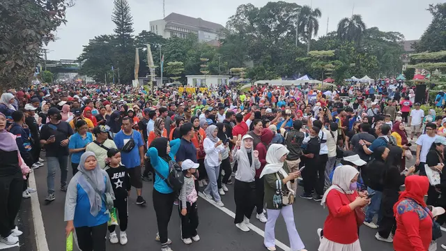 Sejumlah warga menikmati car free day menggunakan Jalan Raya Margonda, Depok.