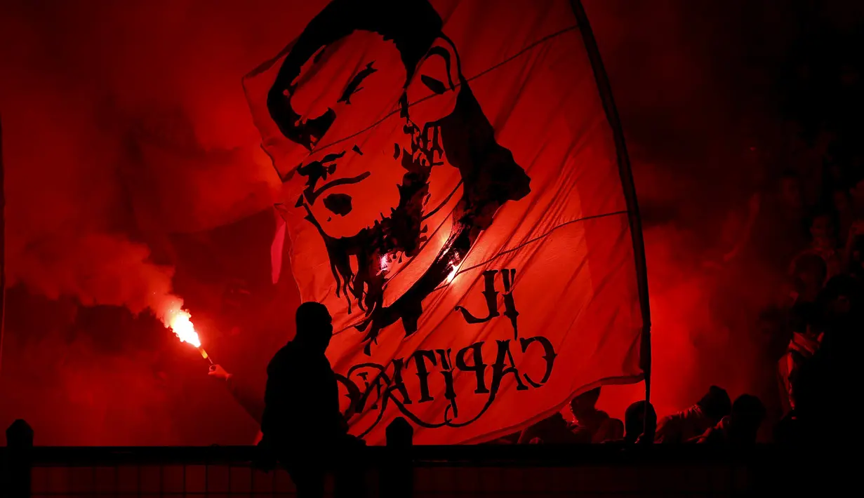 Ekspresi suporter AS Roma menyambut kehadiran klub kesayangannya di Stadion Utama Gelora Bung Karno. Sabtu malam (25/7/2015). (Reuters/Darren Whiteside) 
