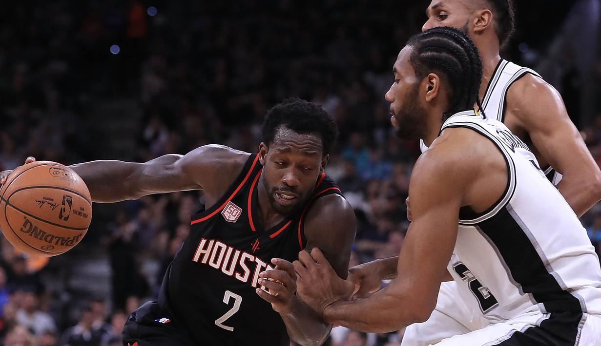 Pebasket Houston Rockets, Patrick Beverley, berusaha melewati pebasket San Antonio Spurs, Kawhi Leonard, pada laga semifinal wilayah barat NBA di AT&T Center, San Antonio, Rabu (3/5/2017). Spurs menang 121-96 atas Rockets. (AFP/Ronald Martinez)