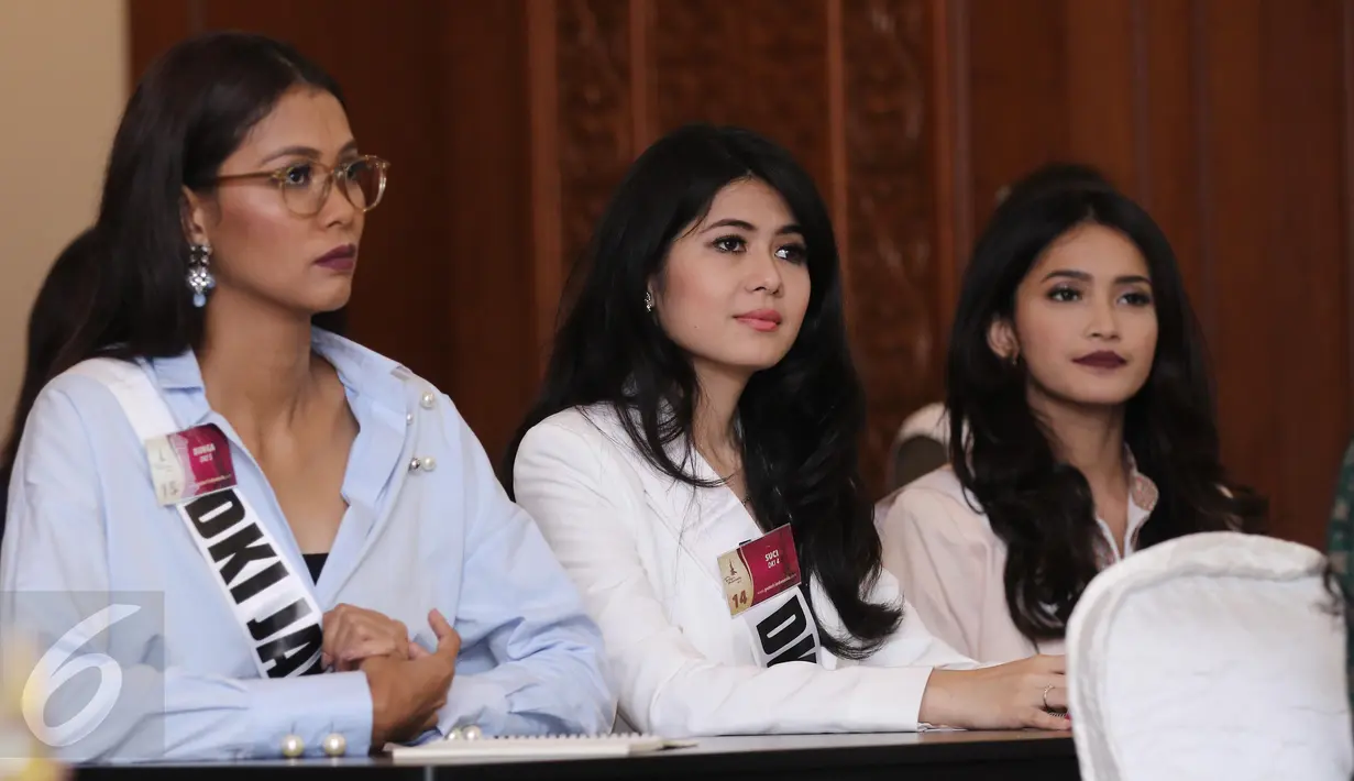 Para finalis Puteri Indonesia 2017 saat mendengarkan Menteri Pariwisata, Arief Yahya memberi pembekalan tentang wawasan dan pengetahuan pariwisata Indonesia, Jakarta, Jumat, (24/3). (Liputan6.com/Herman Zakharia)