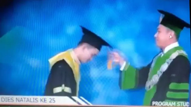 Viral, Aksi Mahasiswa Asyik Masak Nasi Goreng Saat Wisuda Online