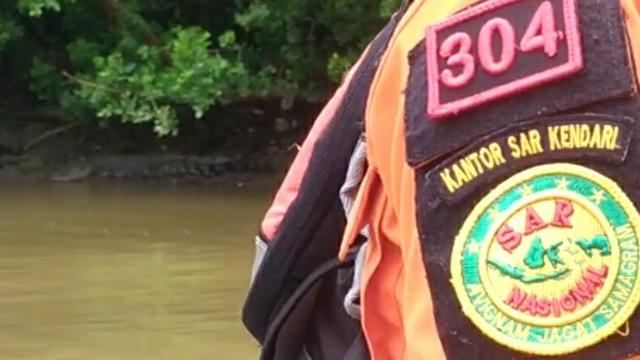 Buaya yang diduga menelan warga di wilayah Konawe Utara, ditemukan tim SAR sedang berjemur di pinggir sungai.(Liputan6.com/Ahmad Akbar Fua)