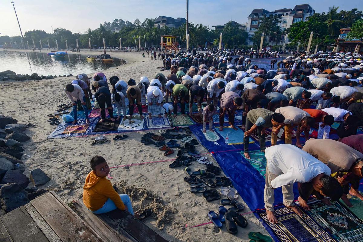 FOTO: Shalat Iduladha di Tepi Pantai Ancol Berlangsung Khidmat
